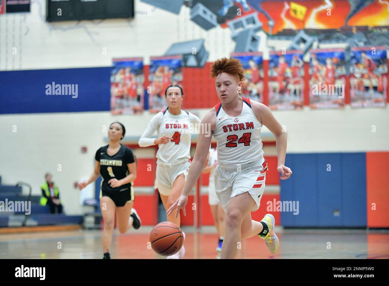 USA. Spieler dribbelt in einer schnellen Pause, ungeschützt, für einen möglichen Punktestand. Stockfoto