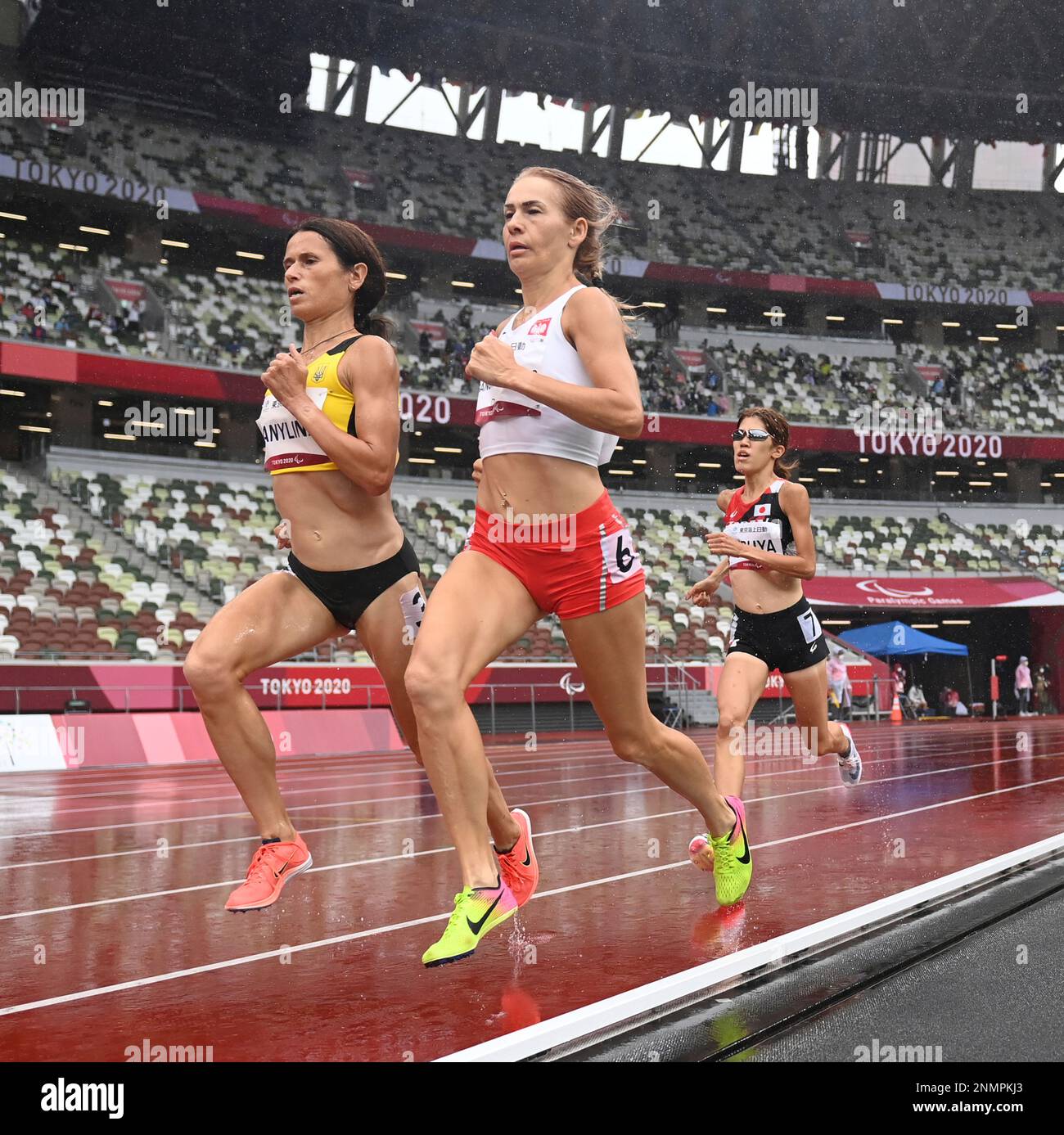 BIEGANOWSKA-ZAJAC Barbara of Poland (R) and DANYLINA Liudmyla of Ukraine compete during Athletics women's 1500m - T20 of Tokyo 2020 Summer Paralympic Games at National Stadium in Shinjuku Ward, Tokyo on September 3, 2021. BIEGANOWSKA ZAJAC Barbara won the event to claim gold medal. ( The Yomiuri Shimbun via AP Images ) Stockfoto