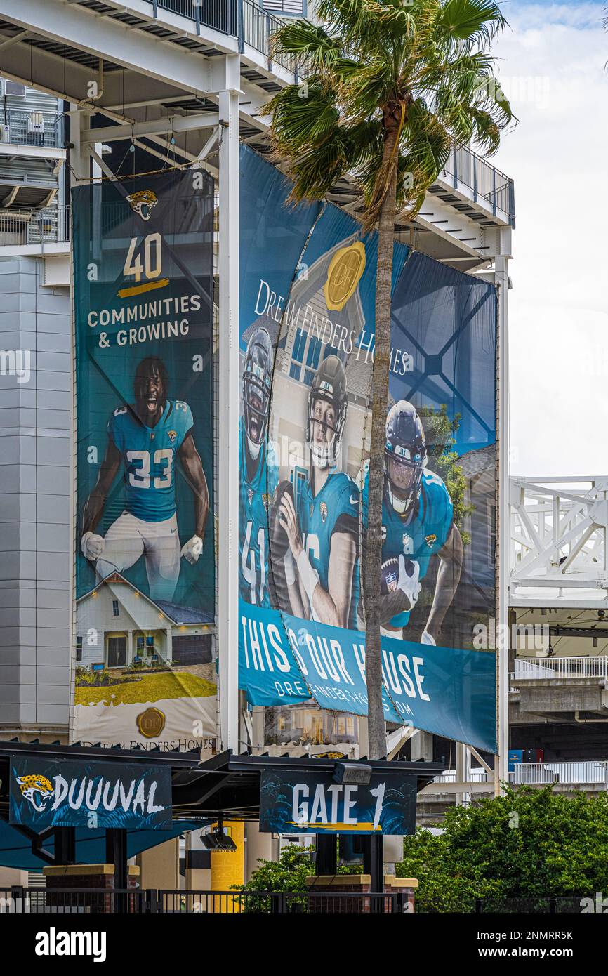 Banner am Eingang zum TIAA Bank Field im Jaguars Stadium, Heimstadion der Jacksonville Jaguars der NFL, in Jacksonville, Florida. (USA) Stockfoto