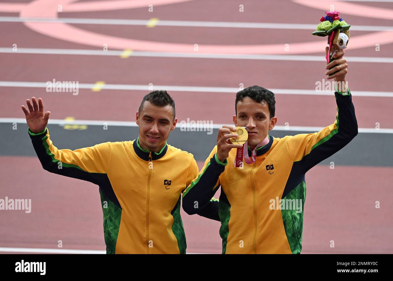 JACQUES Yeltsin of Brazil reacts after winning Athletics men's 5000m – T11 during Tokyo 2020 Summer Paralympic Games at National Stadium in Shinjuku Ward, Tokyo on August 27, 2021. JACQUES Yeltsin won the event to claim gold medal. ( The Yomiuri Shimbun via AP Images ) Stockfoto