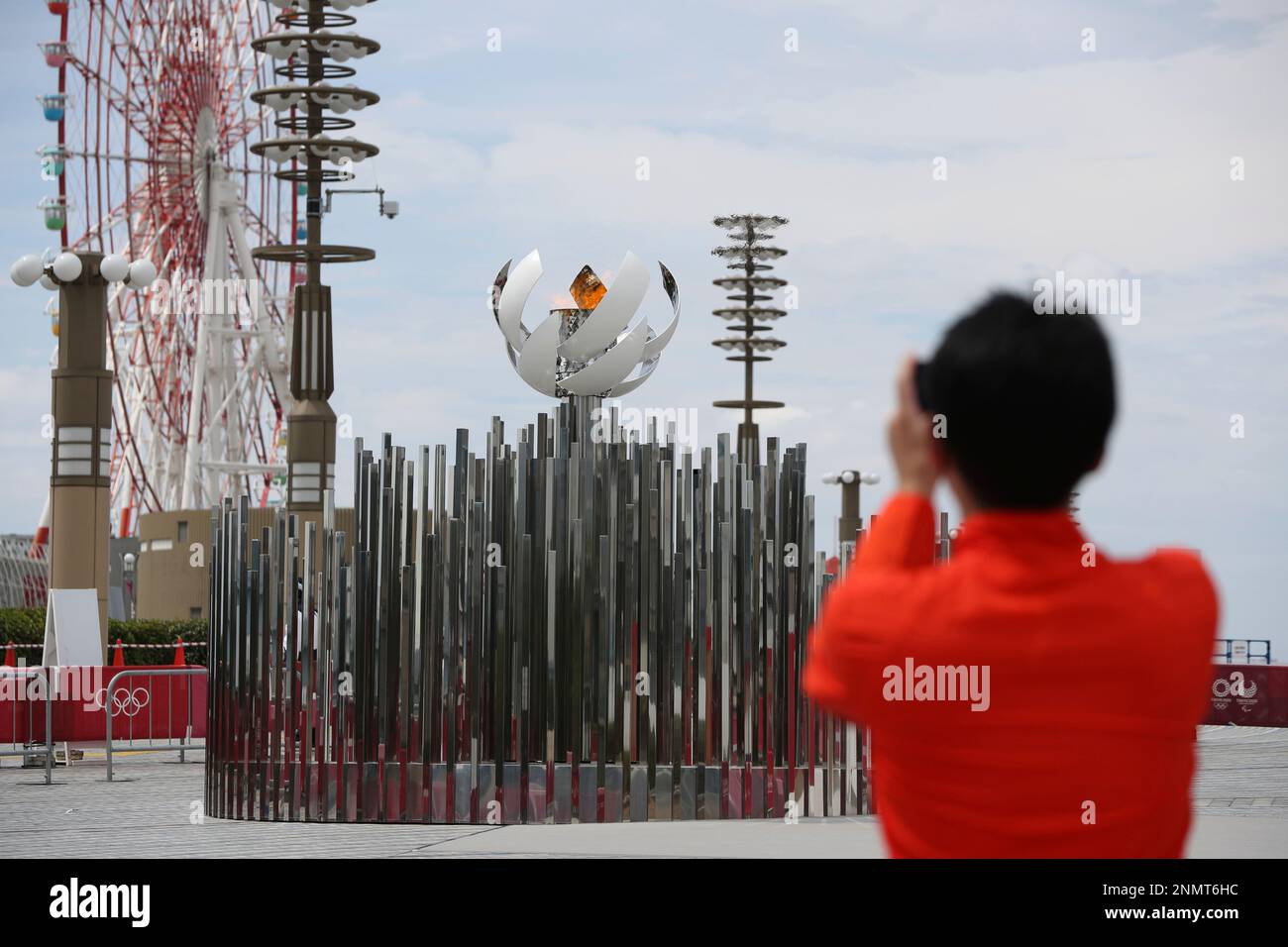A Paralympic flame burns at the torch stand installed at Dream Bridge (Yume no Ohashi) after being moved from National Stadium in Koto Ward, Tokyo on August 25, 2021. ( The Yomiuri Shimbun via AP Images ) Stockfoto