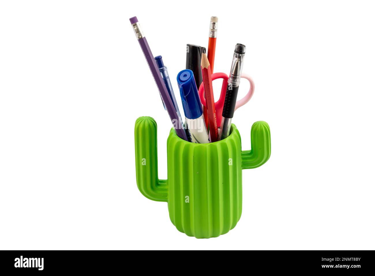 Stift und Bleistifte aus kaktusförmigem Glas, isoliert auf weißem Hintergrund Stockfoto