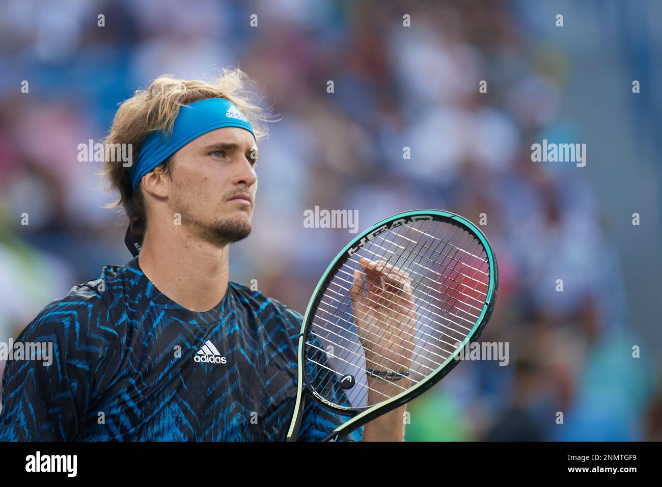 CINCINNATI, OH - AUGUST 21: Alexander Zverev of Germany looks on during the semifinal match on day 7 of the Western & Southern Open at the Lindner Family Tennis Center in Mason, Ohio on August 21, 2021. (Photo by Shelley Lipton/Icon Sportswire) (Icon Sportswire via AP Images) Stockfoto