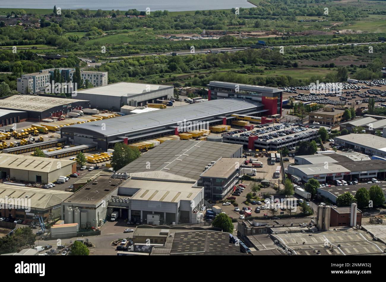 Slough, Vereinigtes Königreich - 26. April 2022: Luftaufnahme eines Industriegebiets in Colnbrook, Slough, das das Southern Hub von DHL Express umfasst. Die Lagerhäuser Stockfoto