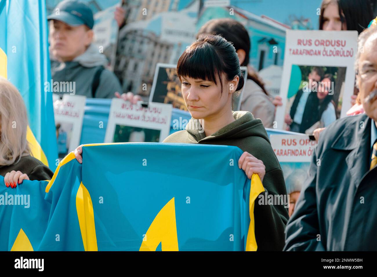Istanbul, Türkei. 24. Februar 2023. Eine junge Frau hält während einer Anti-Kriegs-Demonstration in Istanbul eine ukrainische Flagge. Demonstranten versammeln sich in Zentral-Istanbul, der Türkei, um den einjährigen Jahrestag der russischen Invasion der Ukraine zu begehen. Nach einem Jahr russischer Invasion geht der Kampf weiter. Kredit: SOPA Images Limited/Alamy Live News Stockfoto