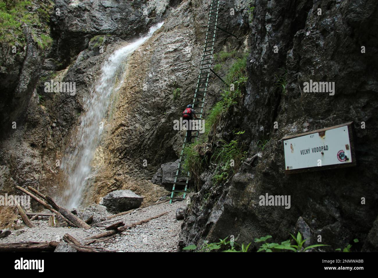 Ein Tourist in den wunderschönen Schluchten des Slovak Paradise Nationalparks. Slowakei Stockfoto
