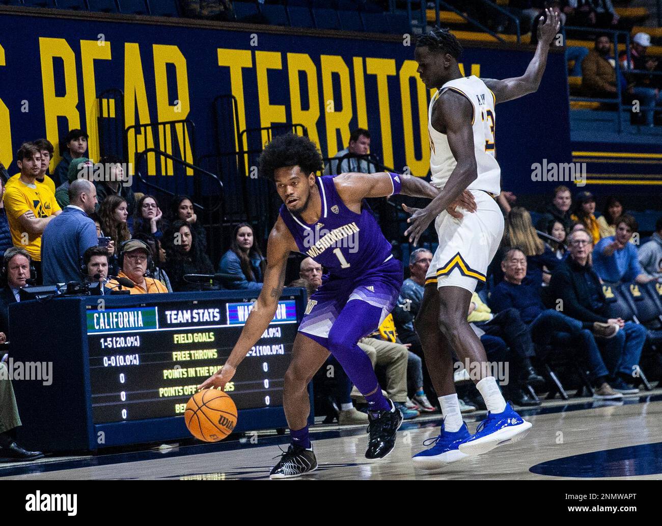 Berkeley, Kalifornien USA 23. Februar 2023. A. Washington Forward Keion Brooks (1) fährt während des NCAA Männer Basketballspiels zwischen Washington Huskies und den California Golden Bears zum Basketball. Washington schlug Kalifornien 65-56 im Haas Pavilion Berkeley Calif Thurman James/CSM/Alamy Live News Stockfoto