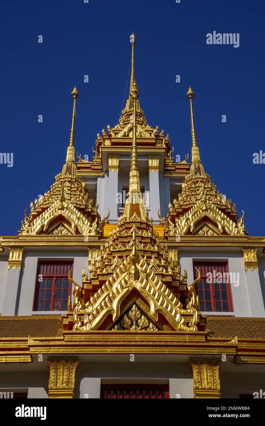 Details der goldenen Türme vor dem blauen Himmel von Loha Prasat, Eisernen Burg offiziell Wat Ratchanatdaram Worawihan in Bangkok. Stockfoto