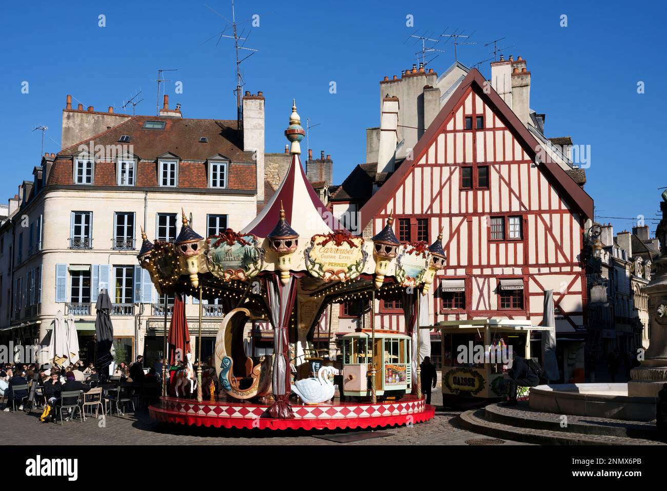 Dijon, Frankreich - 12. Februar 2023 : Blick auf den berühmten Place Francois rude in Dijon, Frankreich. Stockfoto