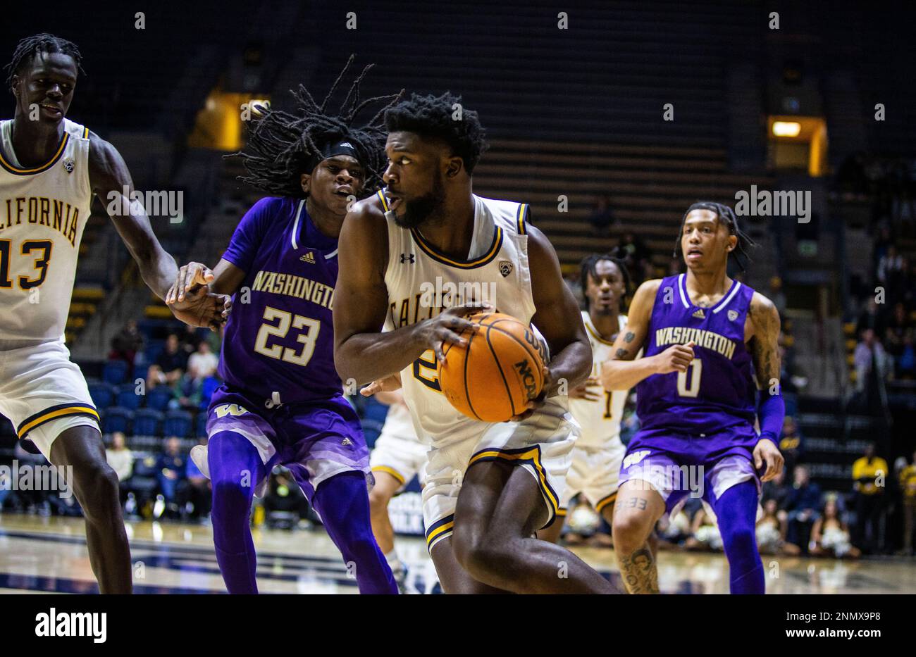 Berkeley, Kalifornien USA 23. Februar 2023. A. California Forward ND Okafor (22) fährt beim NCAA Männer Basketballspiel zwischen Washington Huskies und den California Golden Bears in den Korb. Washington schlug Kalifornien 65-56 im Haas Pavilion Berkeley Calif Thurman James/CSM/Alamy Live News Stockfoto