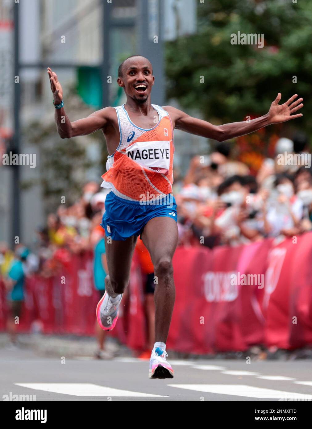 (L-R) NAGEEYE Abdi of Netherland, Eliud Kipchoge of Kenya, and ABDI Bashir of Belgium, celebrate after the men's marathon of Tokyo 2020 Olympic Games in Sapporo City, Hokkaido Prefecture on August 8, 2021. Eliud Kipchoge won the match to claim gold medal. ( The Yomiuri Shimbun via AP Images ) Stockfoto