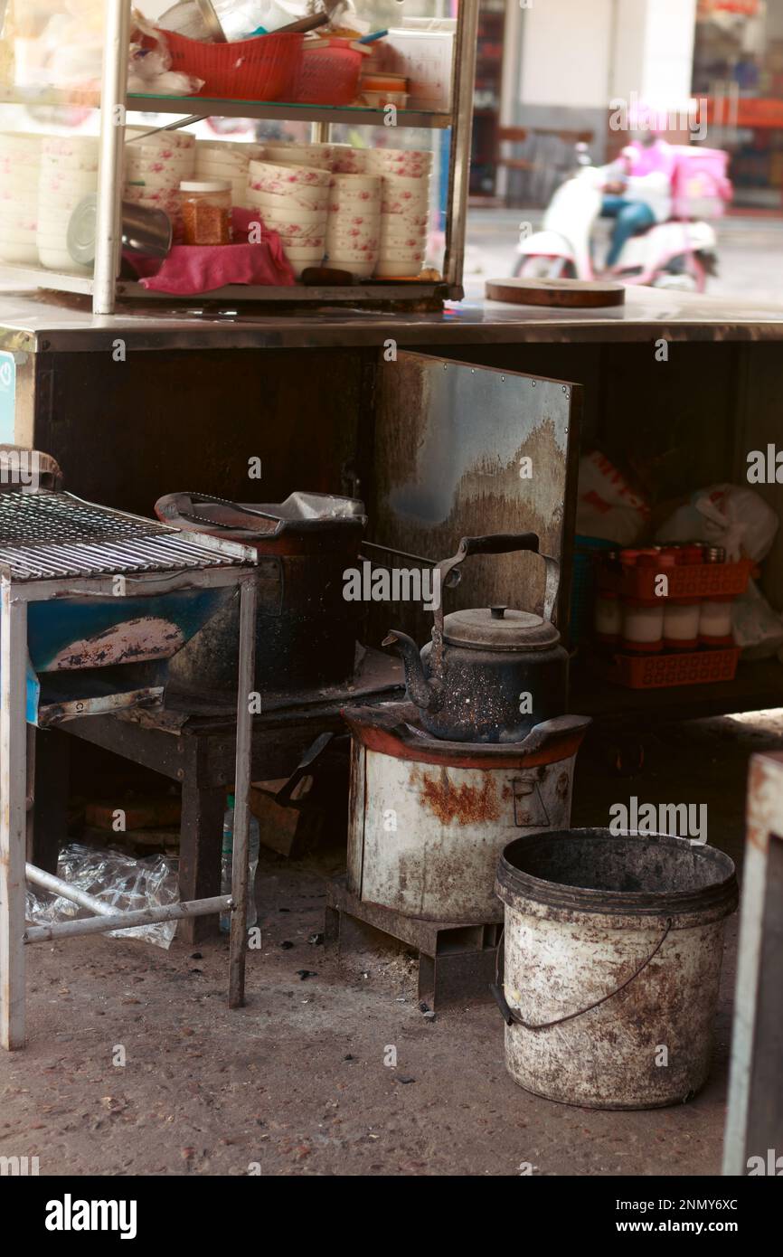 Ein alter und rustikaler Wasserkocher an einem Street Food Stand, der das authentische tägliche Leben und die Kultur der khmer in Kampot, Kambodscha, zeigt Stockfoto
