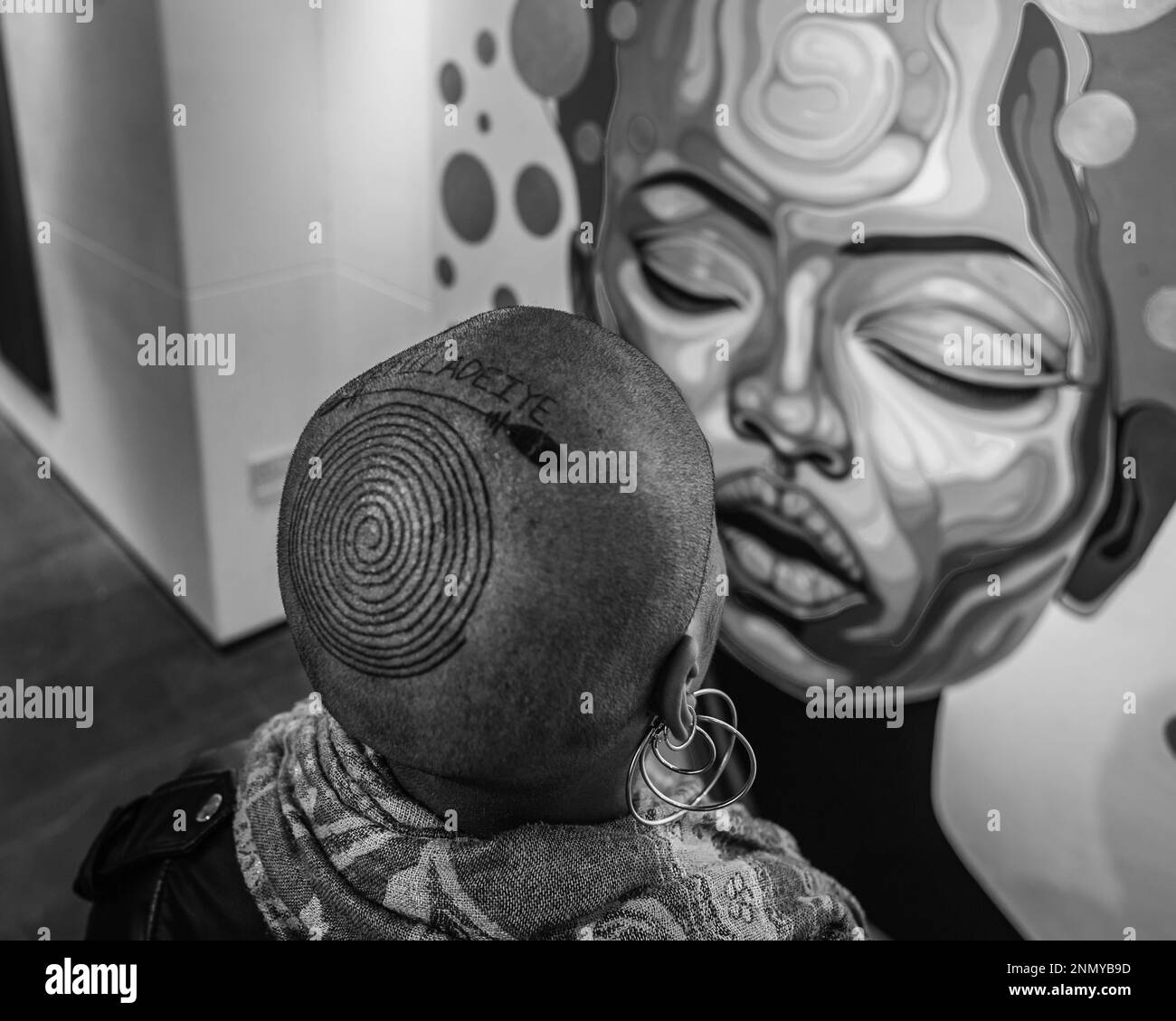 Ein Schwarzweißbild eines Kunstliebhabers bei der Promise O'nali's Solo-Ausstellung „Falling into Dream“ in DER KOPPEL New Bond Street. Stockfoto