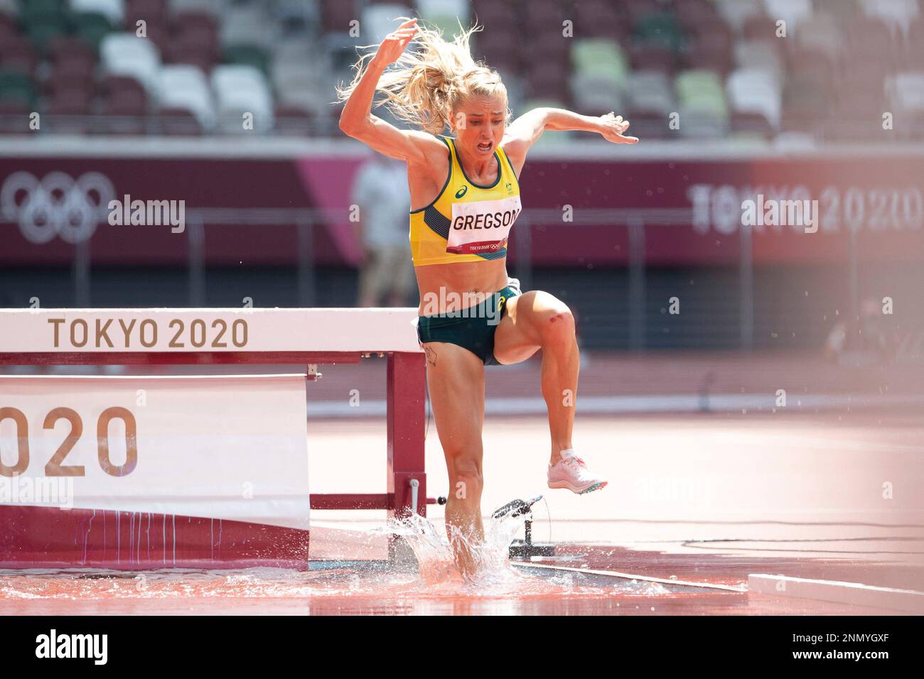 August 01, 2021: Genevieve Gregson (1056) of Australia jumps the barrier into the water pit in the 3000m Steeplechase during Athletics competition at Olympic Stadium in Tokyo, Japan. Daniel Lea/CSM}(Credit Image: © Daniel Lea/CSM via ZUMA Wire) (Cal Sport Media via AP Images) Stockfoto