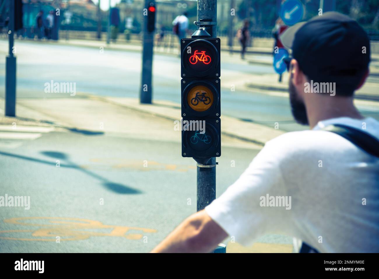 Rote Ampel für Radfahrer an der Kreuzung Stockfoto