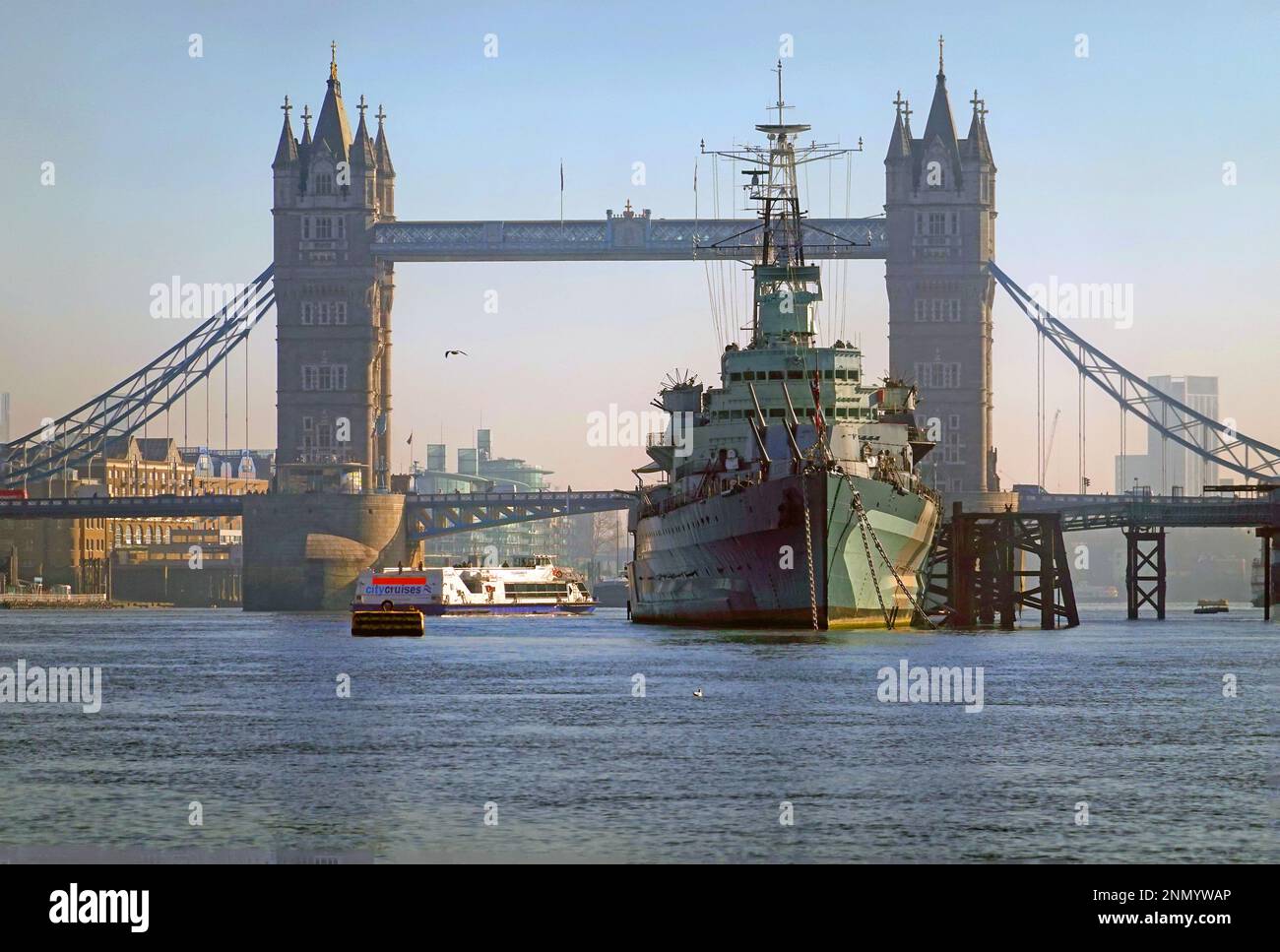 HMS Belfast liegt an der Themse mit Tower Bridge im Hintergrund. Das Schiff ist jetzt ein schwimmendes Museum. Stockfoto