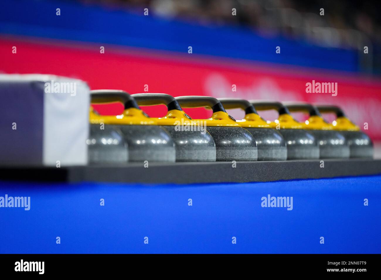 24. Februar 2023, KAMLOOPS, BC, KANADA: Curling Stones are are seen on the Ice at the Scotties Tournament of Hearts, in Kamloops, B.C., am Freitag, den 24. Februar, 2023. (Bild: © Darryl Dyck/The Canadian Press via ZUMA Press) NUR REDAKTIONELLE VERWENDUNG! Nicht für den kommerziellen GEBRAUCH! Stockfoto