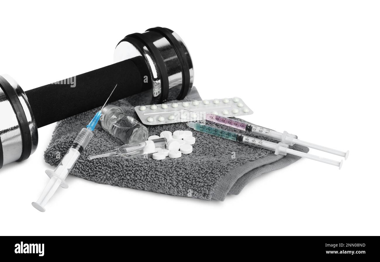 Verschiedene Medikamente, Handtücher und Sportgeräte auf weißem Hintergrund. Dopingkontrolle Stockfoto