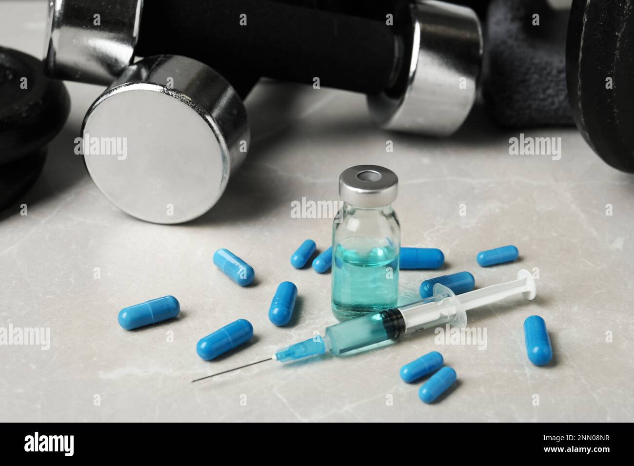 Verschiedene Drogen und Sportgeräte auf grauem Hintergrund. Dopingkontrolle Stockfoto