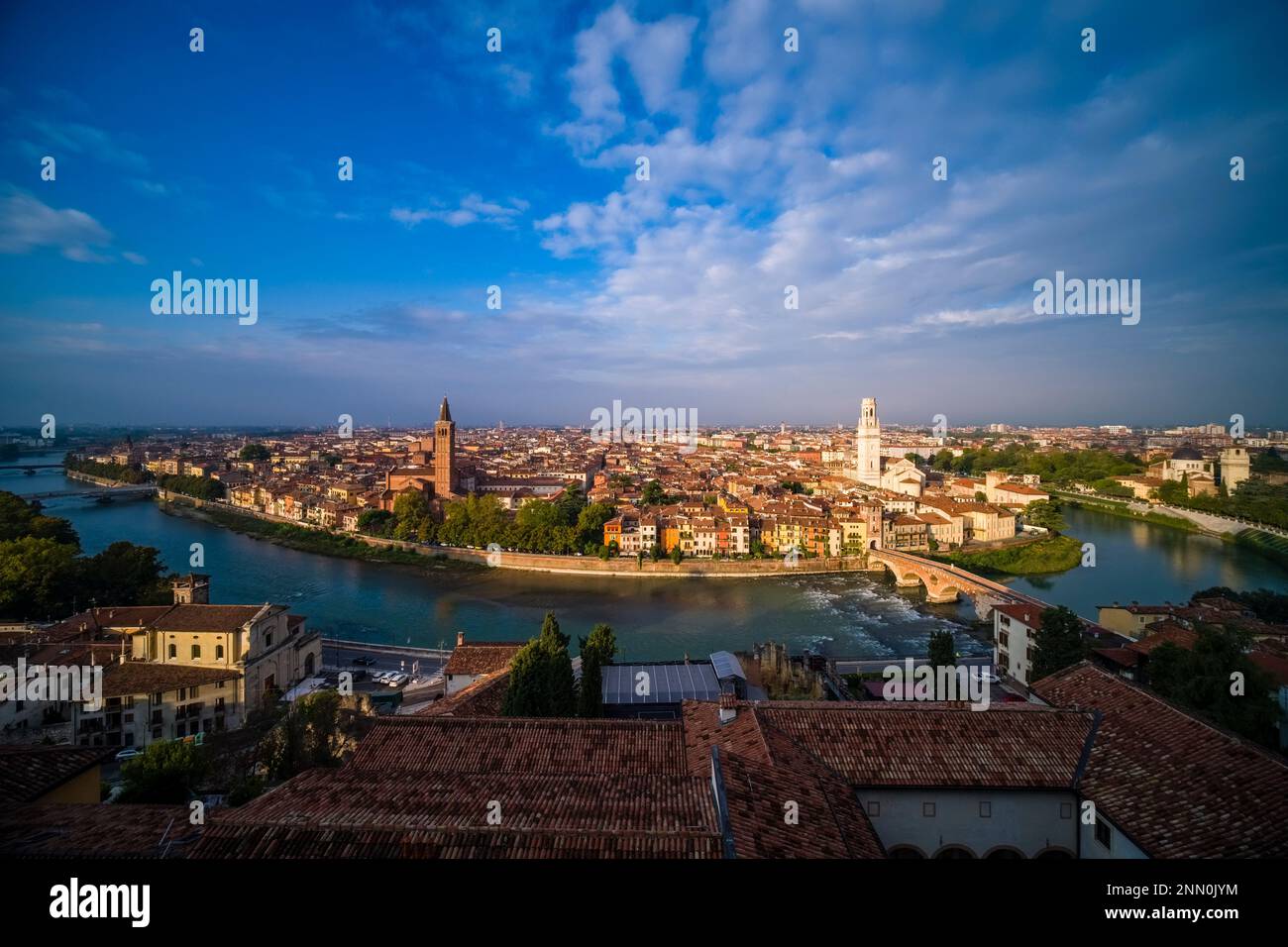 Aus der Vogelperspektive sehen Sie das historische Zentrum von Verona, den Fluss Adige und die Brücke Ponte Pietra vom Castel San Pietro aus. Stockfoto