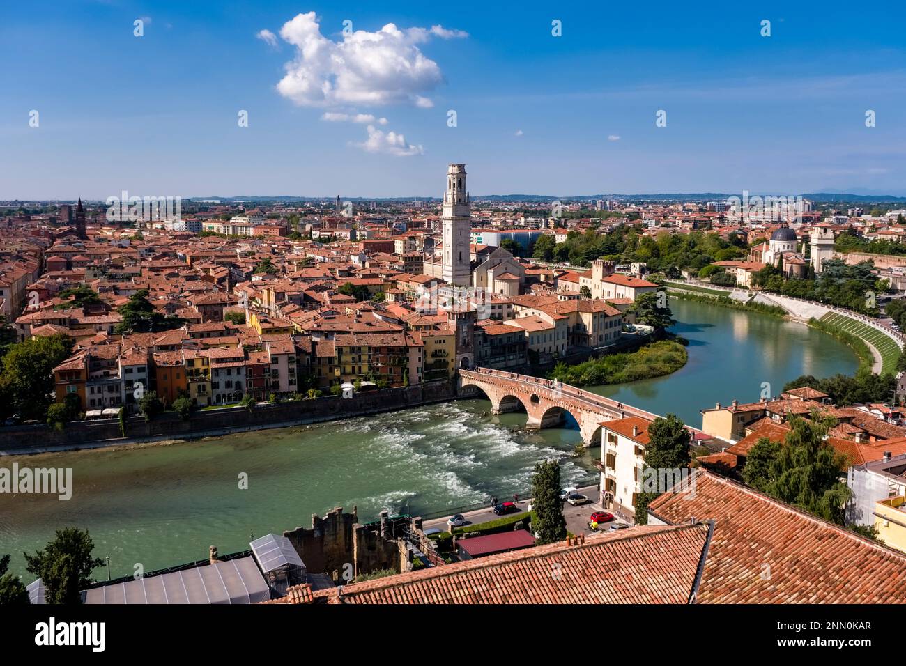 Aus der Vogelperspektive sehen Sie das historische Zentrum von Verona, die Kathedrale, den Fluss Adige und die Brücke Ponte Pietra vom Castel San Pietro aus. Stockfoto