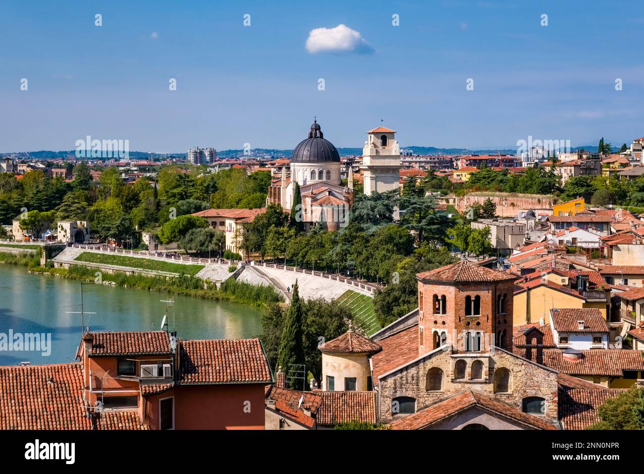 Luftaufnahme der Kirche Chiesa di San Giorgio in Braida, die sich am Fluss Adige befindet, vom Castel San Pietro aus gesehen. Stockfoto