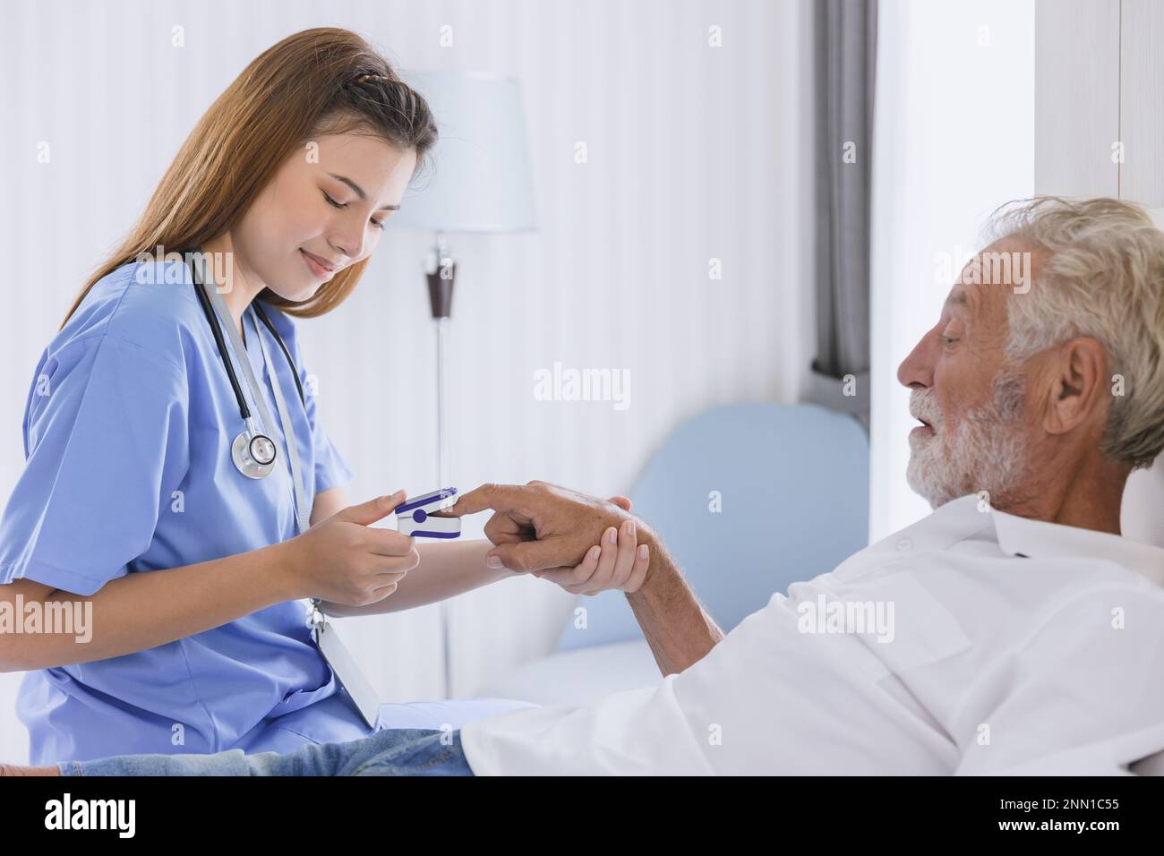 Krankenschwester Ärztin, die bei der häuslichen Pflege mit dem Fingertip-Pausenoxymeter arbeitet, misst den Sauerstoffsättigungsgrad im Blut älterer Menschen Stockfoto