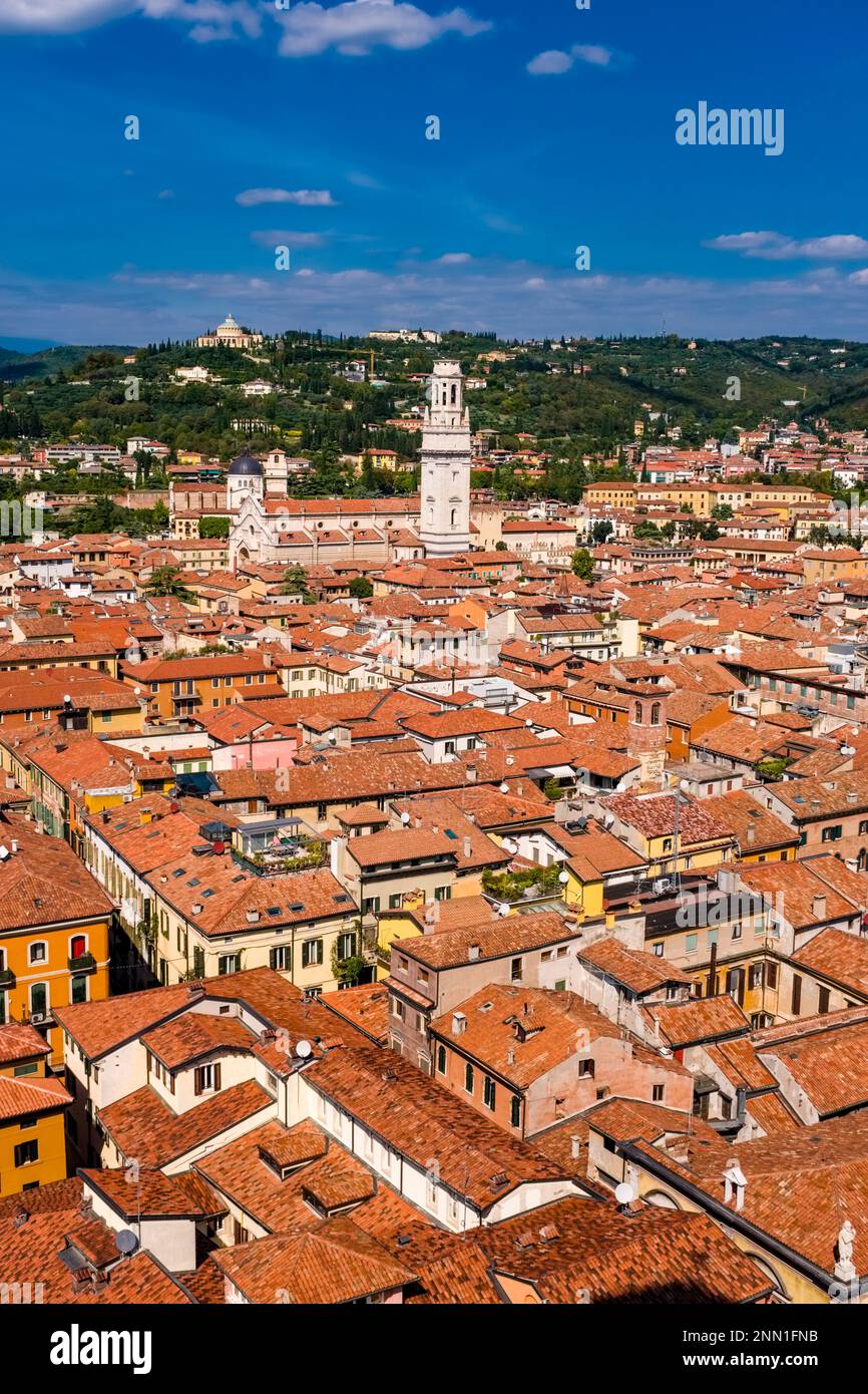 Die Kathedrale von Verona, von Torre dei Lamberti über die Dächer der historischen Stadt, Chiesa di Nostra Signora di Lourdes in der Ferne. Stockfoto