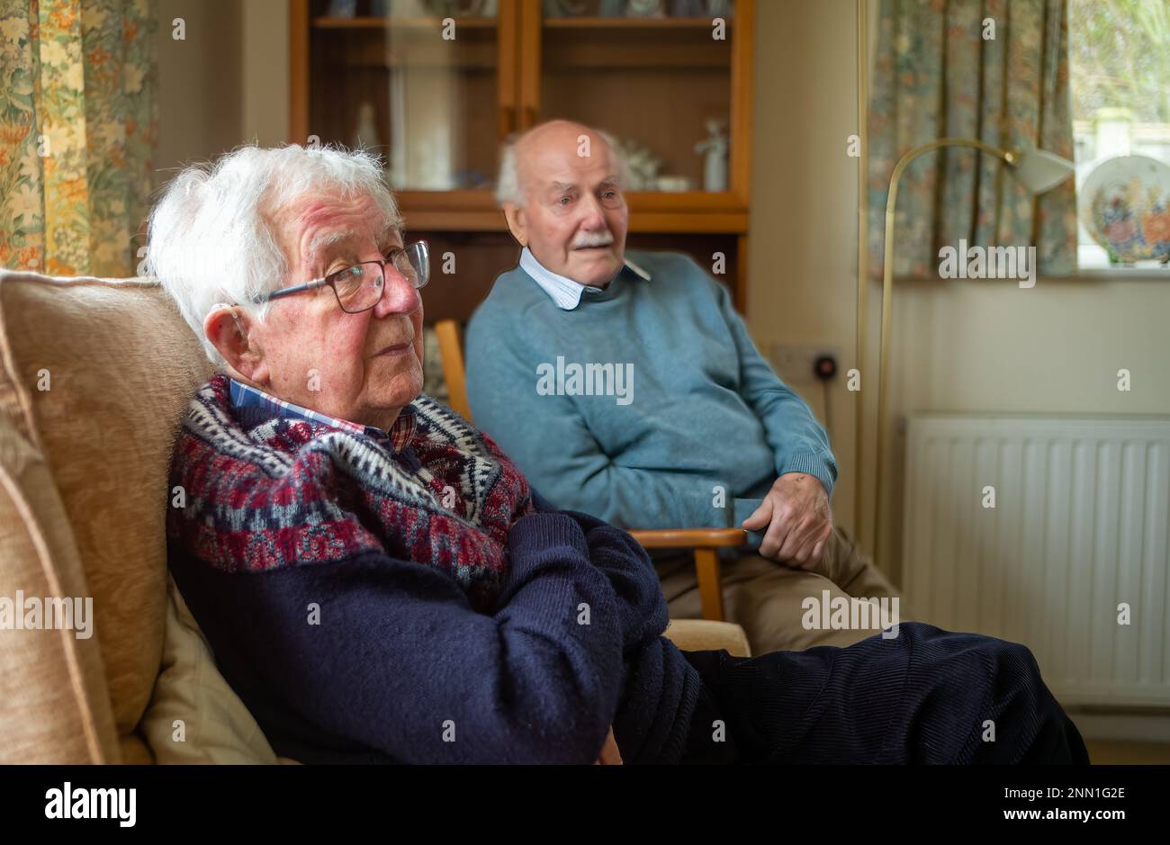 Zwei ältere Männer im Alter von 90s Jahren, die lebenslange Freunde sind, plaudern über die alten Zeiten. Stockfoto