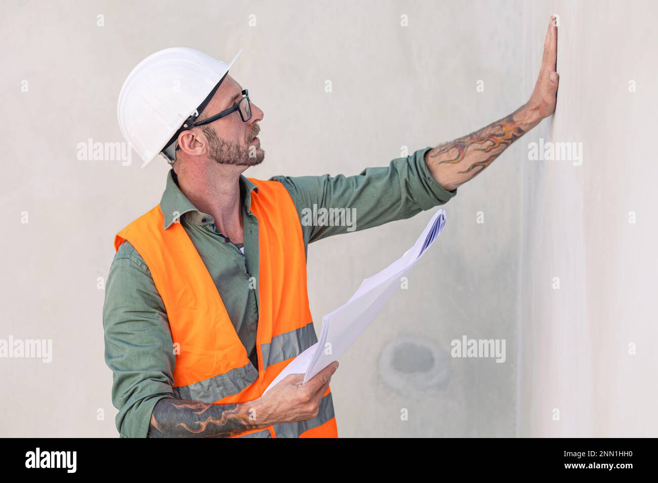 Porträtbauer professioneller Ingenieur Architekt Vorarbeiter Hipster Arbeiter arbeiten auf der Baustelle und überprüfen Trockenbau fertig Stockfoto