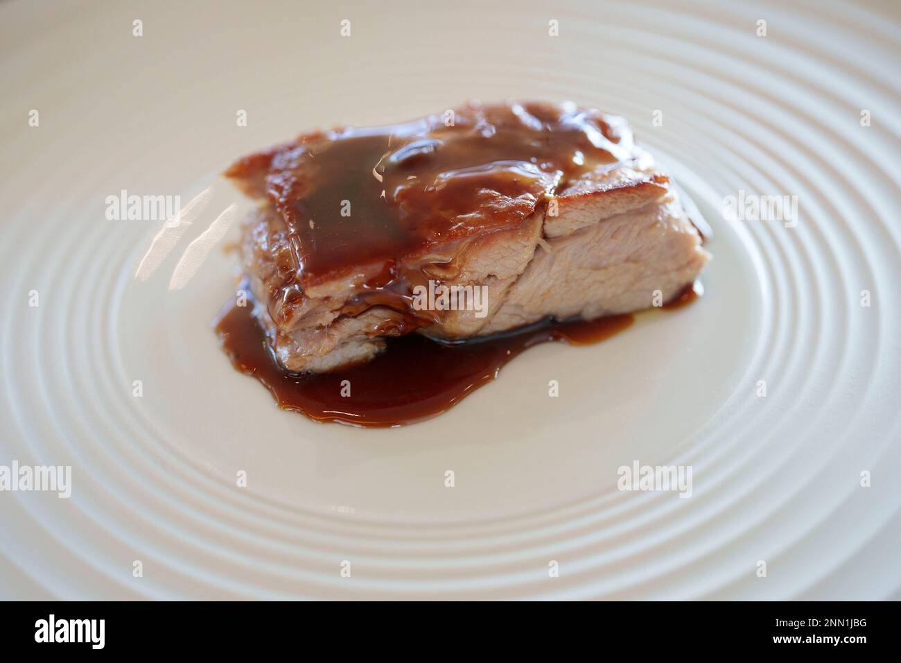 Fleisch mit Sauce in einem schicken Restaurant Stockfoto