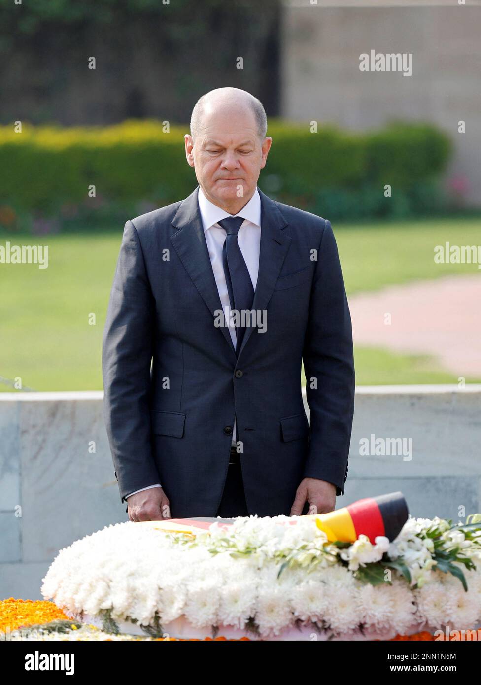 Bundeskanzler Olaf Scholz legt Kranz am Mahatma Gandhi Memorial in