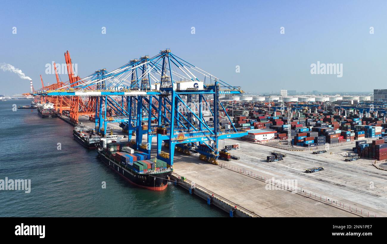 Qinzhou. 25. Februar 2023. Dieses Luftfoto wurde am 25. Februar 2023 aufgenommen und zeigt einen automatischen Containerterminal am Hafen von Qinzhou in Südchina in der Autonomen Region Guangxi Zhuang. Zum 23. Februar dieses Jahres wurden auf dem neuen internationalen Land-See-Handelskorridor 107.000 TEU-Container mit den intermodalen Schienen-See-Güterzügen transportiert, was einem Anstieg von 9,25 % im Jahresvergleich entspricht. Kredit: Zhang Ailin/Xinhua/Alamy Live News Stockfoto