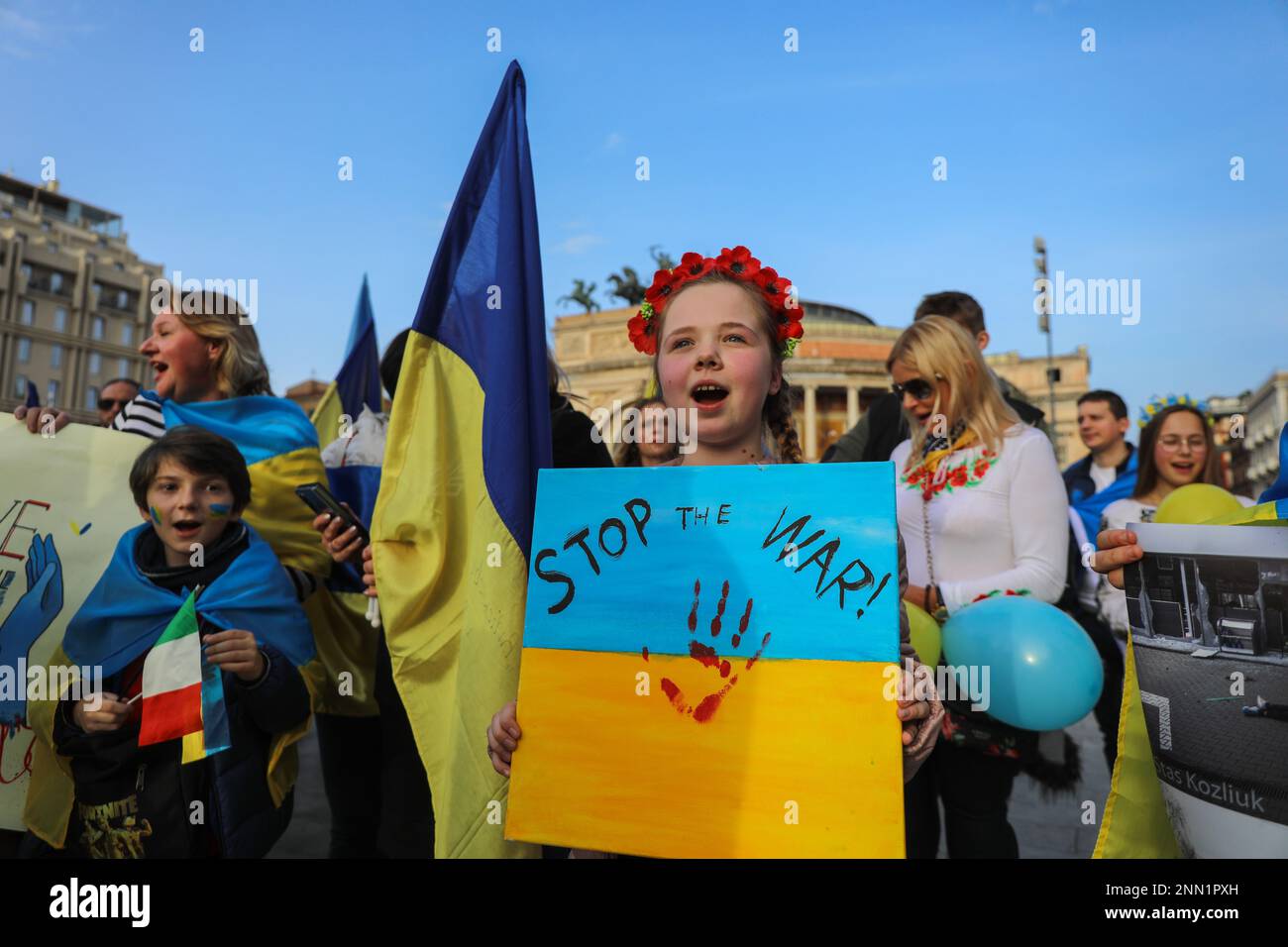 Demonstration zur Unterstützung des ukrainischen Volkes 1 Jahr nach Putins Invasion. Stockfoto