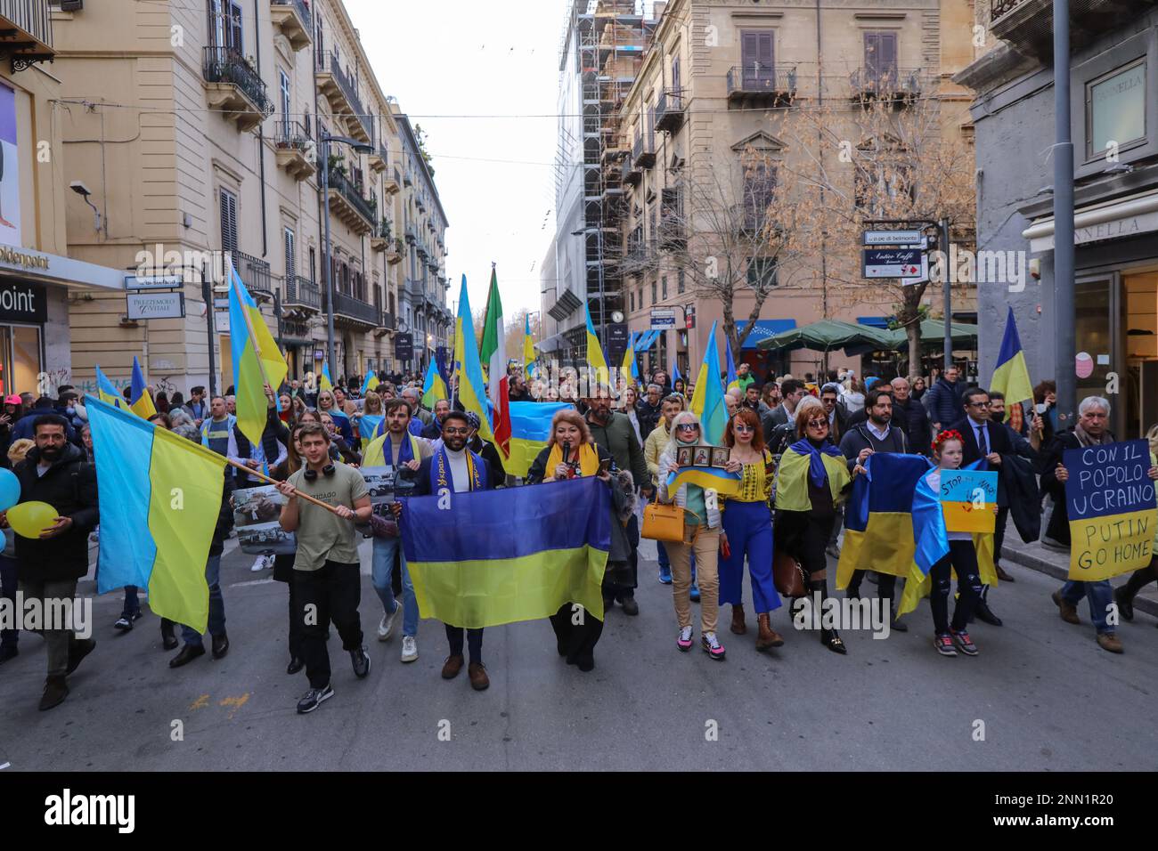 Demonstration zur Unterstützung des ukrainischen Volkes 1 Jahr nach Putins Invasion. Stockfoto