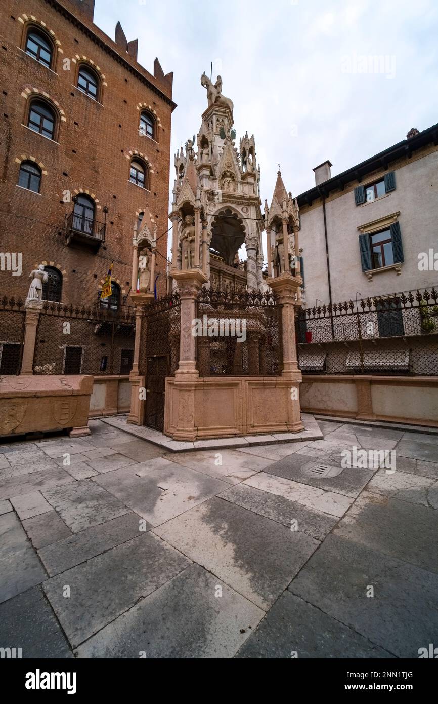 Das Grab von Cansignorio Mastino II im Innenhof der ScaligerGräber