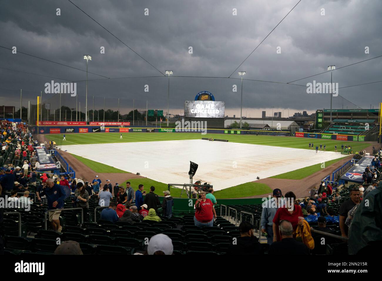 BUFFALO, NY - JULY 20: A general view of Shalen Field after the game was cancelled du to in climate weather prior to the start of a Major League Baseball game between the Boston Red Sox and the Toronto Blue Jays on 7/20/2021, at Sahlen Field in Buffalo, NY. (Photo by Gregory Fisher/Icon Sportswire) (Icon Sportswire via AP Images) Stockfoto