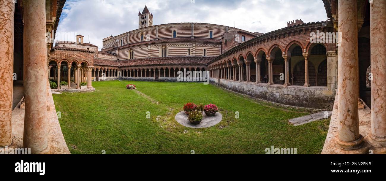 Panoramablick auf Säulen, Bögen und den Hinterhof des Klosters der Kirche Basilica di San Zeno Maggiore, erbaut zwischen 967 und 1398 v. Chr. Stockfoto