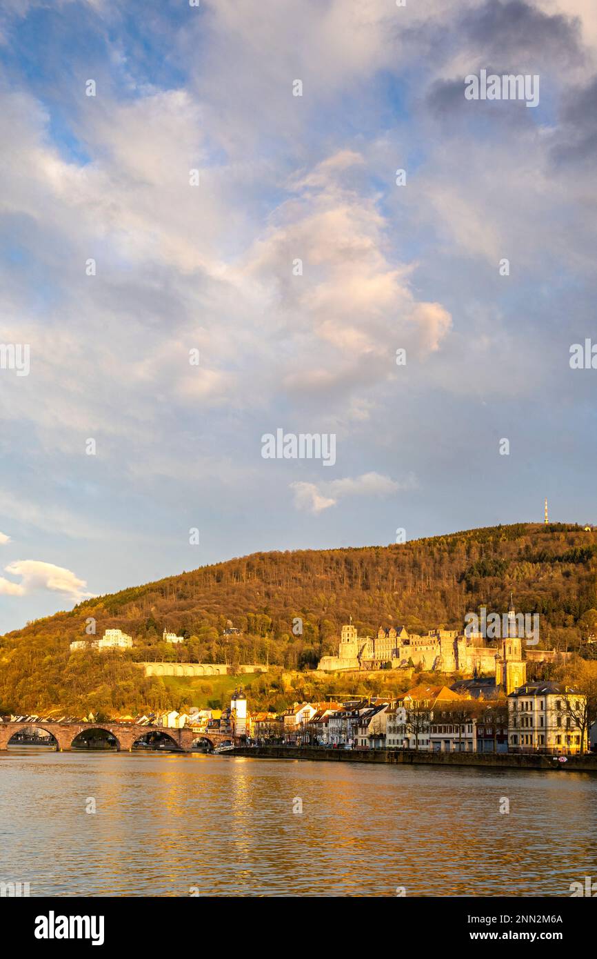 Die Altstadt von Heidelberg mit dem Schloss, der Alten Brücke, dem Fluss Neckar und dem Brückentor. Das Bild stammt aus der Öffentlichkeit. Goldene Stunde. Stockfoto
