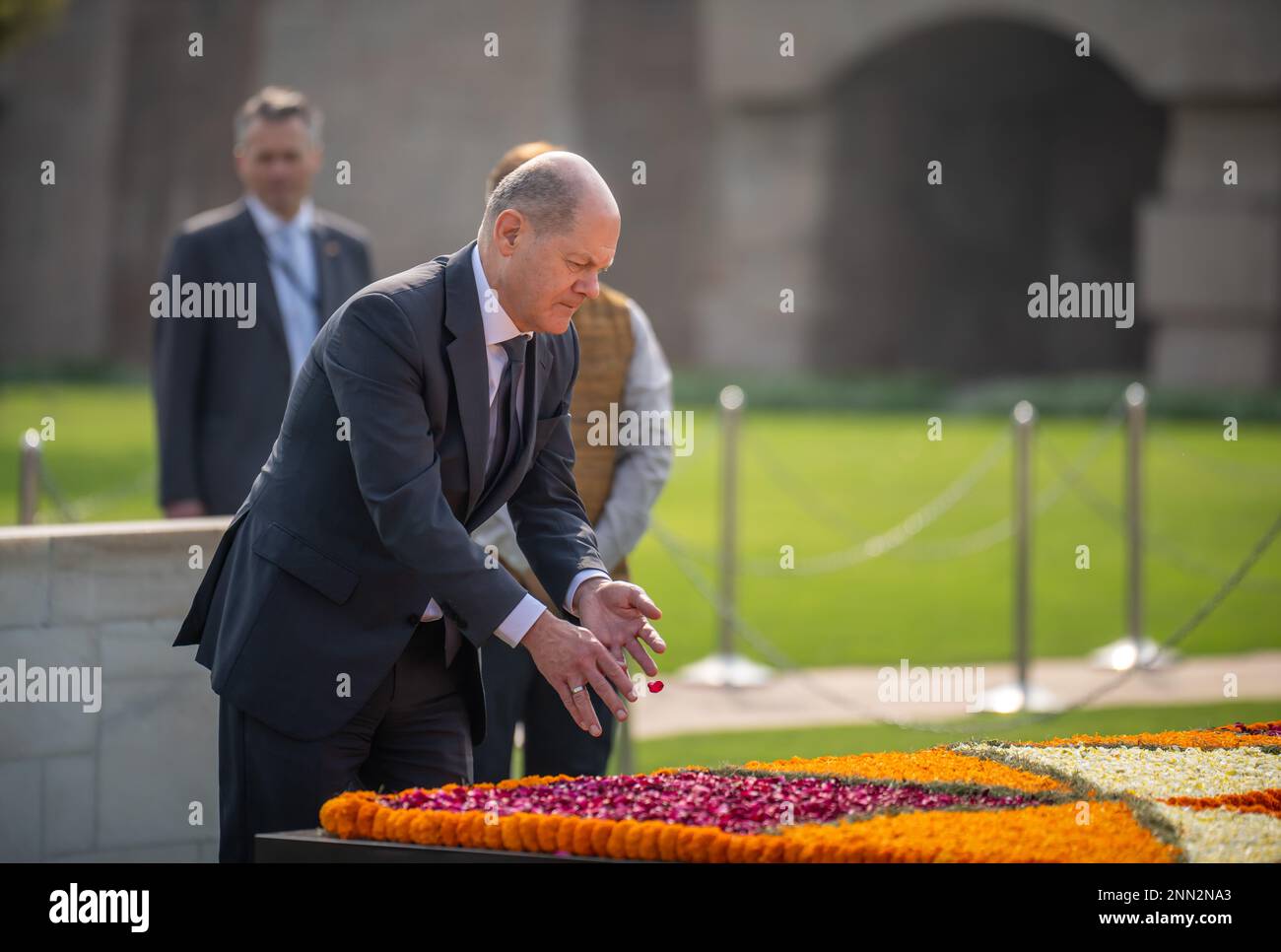 Delhi, Indien. 25. Februar 2023. Kanzler Olaf Scholz (SPD) besucht Mahatma Gandhis Denkmal (Rajghat). Scholz ist für einen zweitägigen Besuch in Indien. Kredit: Michael Kappeler/dpa/Alamy Live News Stockfoto