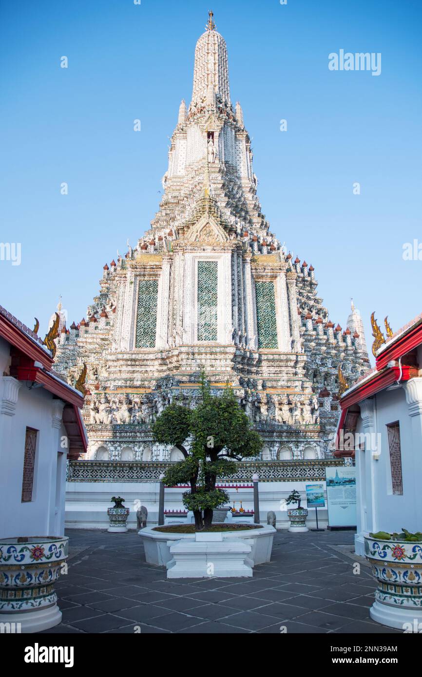 Bangkok, Thailand - 14. Februar 2023: Beeindruckende architektonische Details des Wat Arun (Tempel der Morgenröte) in Bangkok. Dieses Wahrzeichen von Wat Arun ist 70 Meter lang Stockfoto