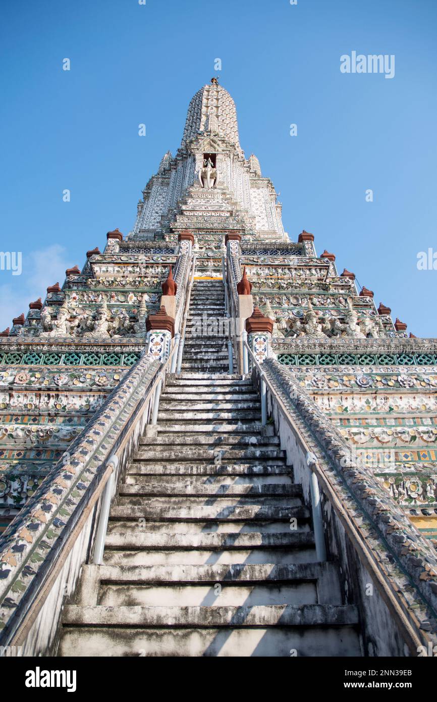 Bangkok, Thailand - 14. Februar 2023: Beeindruckende architektonische Details des Wat Arun (Tempel der Morgenröte) in Bangkok. Dieses Wahrzeichen von Wat Arun ist 70 Meter lang Stockfoto