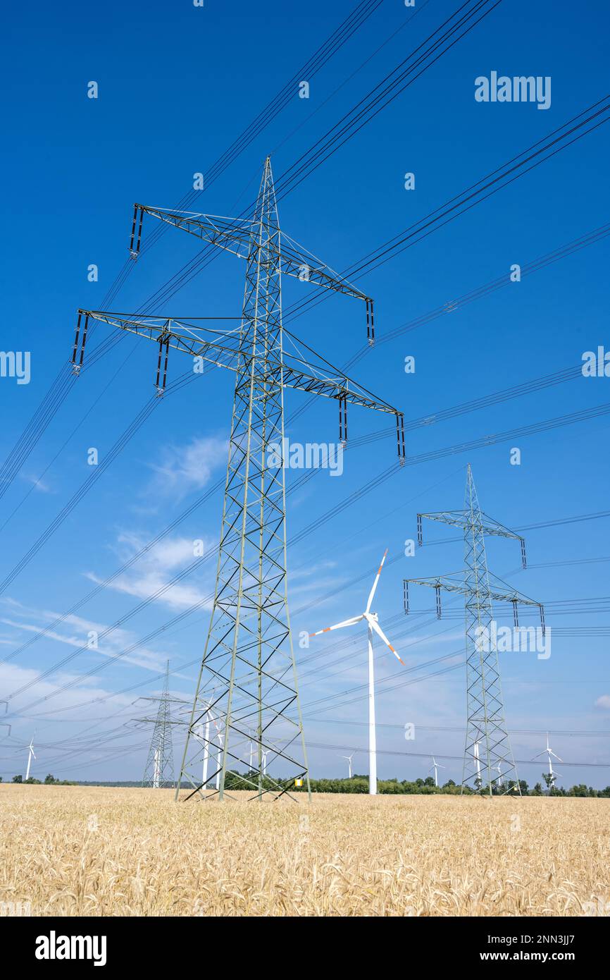 Pfeiler, Stromleitungen und Windturbinen in Deutschland Stockfoto