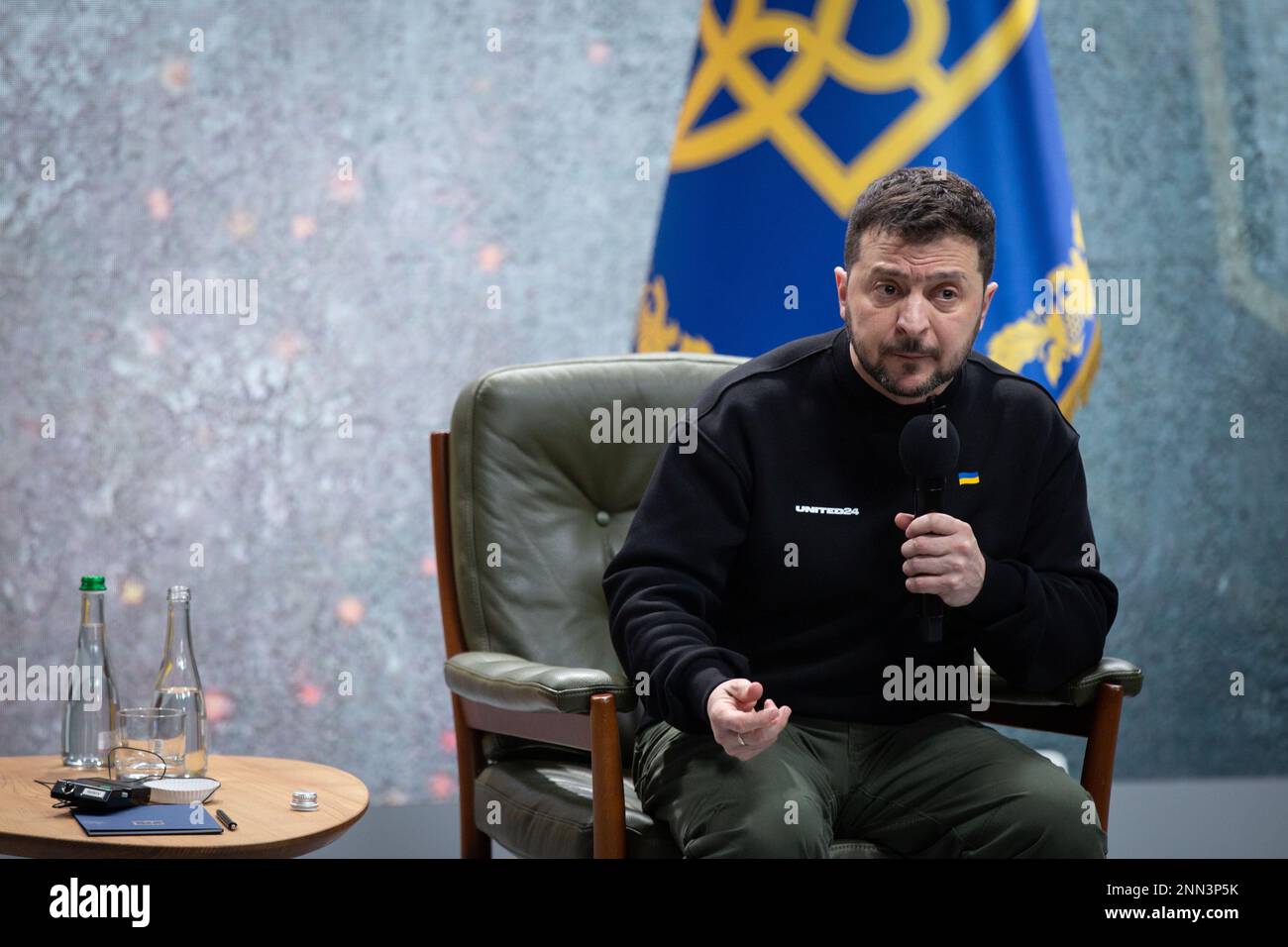 Kiew, Ukraine. 24. Februar 2023. Der ukrainische Präsident Wolodymyr Zelenskiy nimmt an einer Pressekonferenz zum ersten Jahrestag der russischen Invasion der Ukraine in Kiew Teil. Kredit: SOPA Images Limited/Alamy Live News Stockfoto