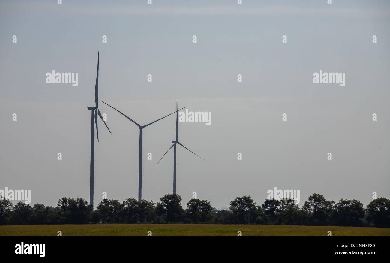 Windgenerator, der mitten in der Natur installiert ist. Stockfoto