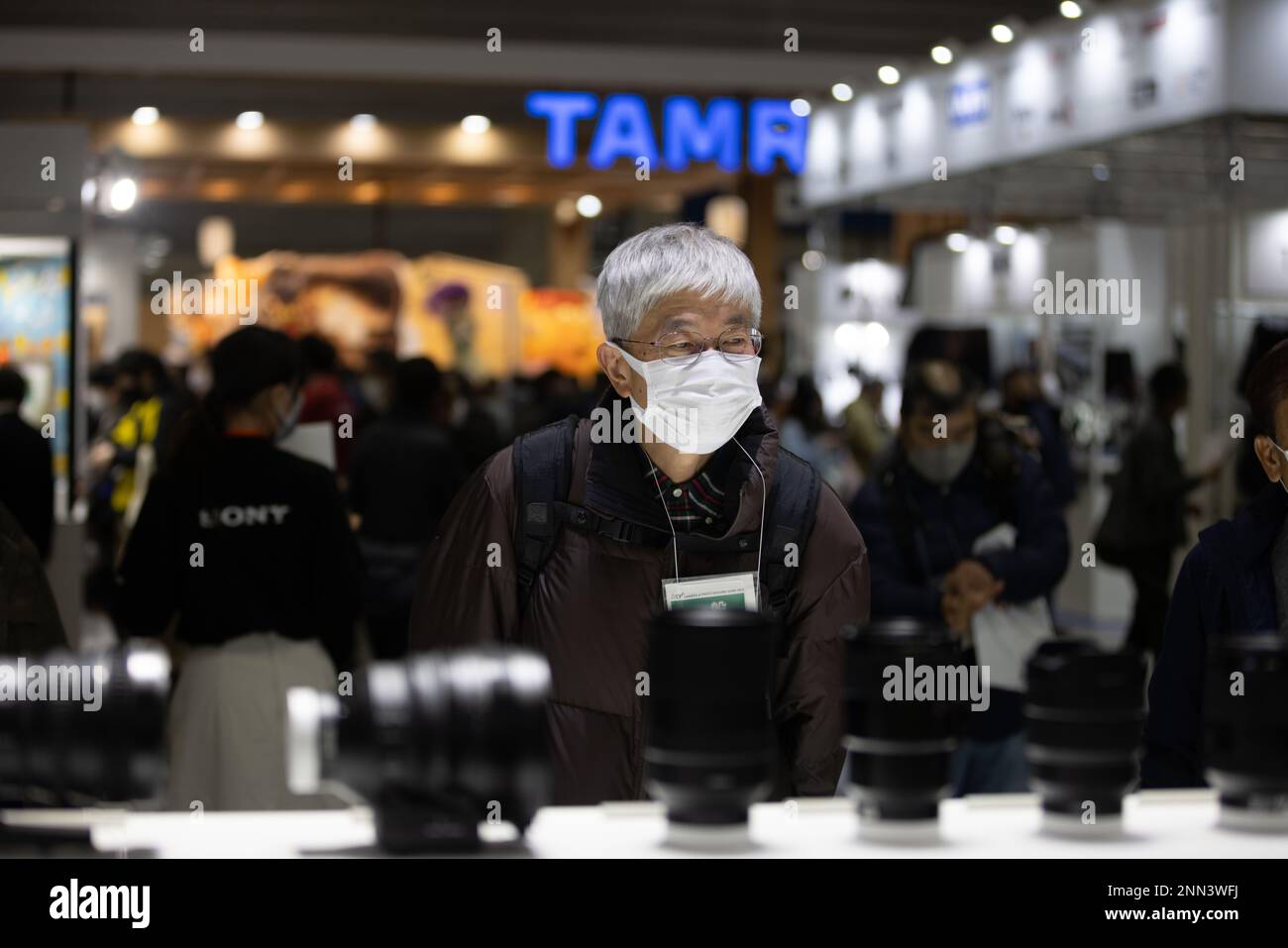 Yokohama, Japan. 24. Februar 2023. Besucher sehen SICH SONY Produkte auf der CP 2023 am 24. Februar 2023 in Pacifico Yokohama an. Kredit: SOPA Images Limited/Alamy Live News Stockfoto