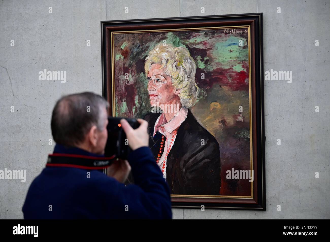 Ein Besucher betrachtet ein Gemälde des Künstlers Hans-Jürgen Kallmann, die ehemalige Präsidentin des Deutschen Bundestages Annemarie Renger, hängt im Stockfoto