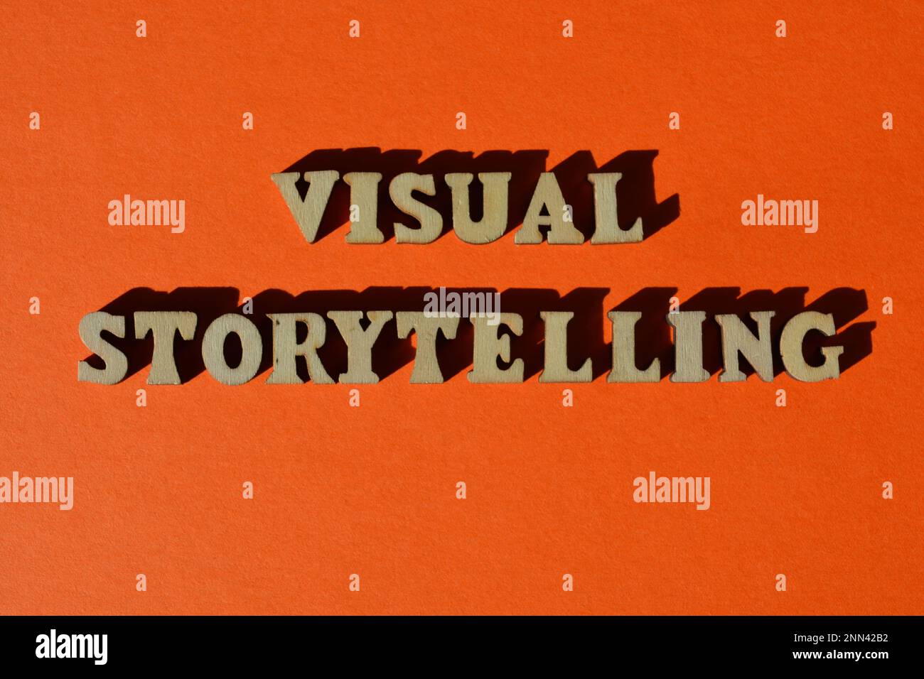 Visuelles Geschichtenerzählen, Business-Schlagwortphrase in hölzernen Buchstaben isoliert im Hintergrund Stockfoto