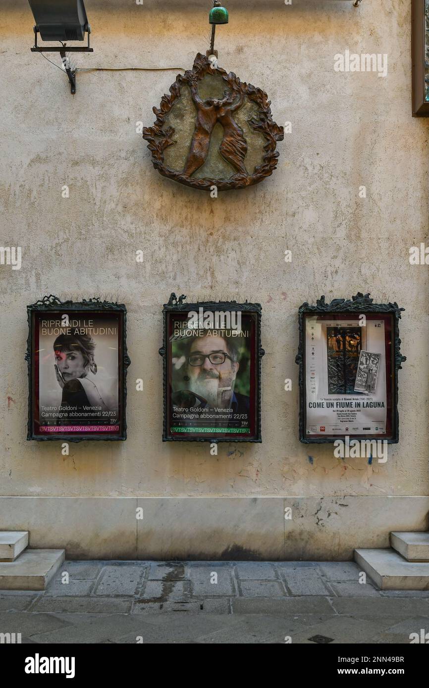 Poster vor dem Goldoni-Theater, das 1622 eingeweiht wurde, ist es das älteste Opernhaus, das noch in Venedig, Venetien, Italien, existiert Stockfoto