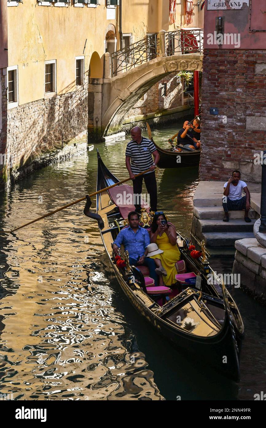 Gondeln mit Touristen auf dem Kanal Rio dei Fuseri mit der Ponte de le